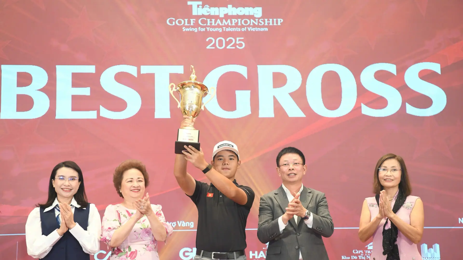 Nguyễn Trọng Hoàng lần đầu vô địch Tiền Phong Golf Championship
